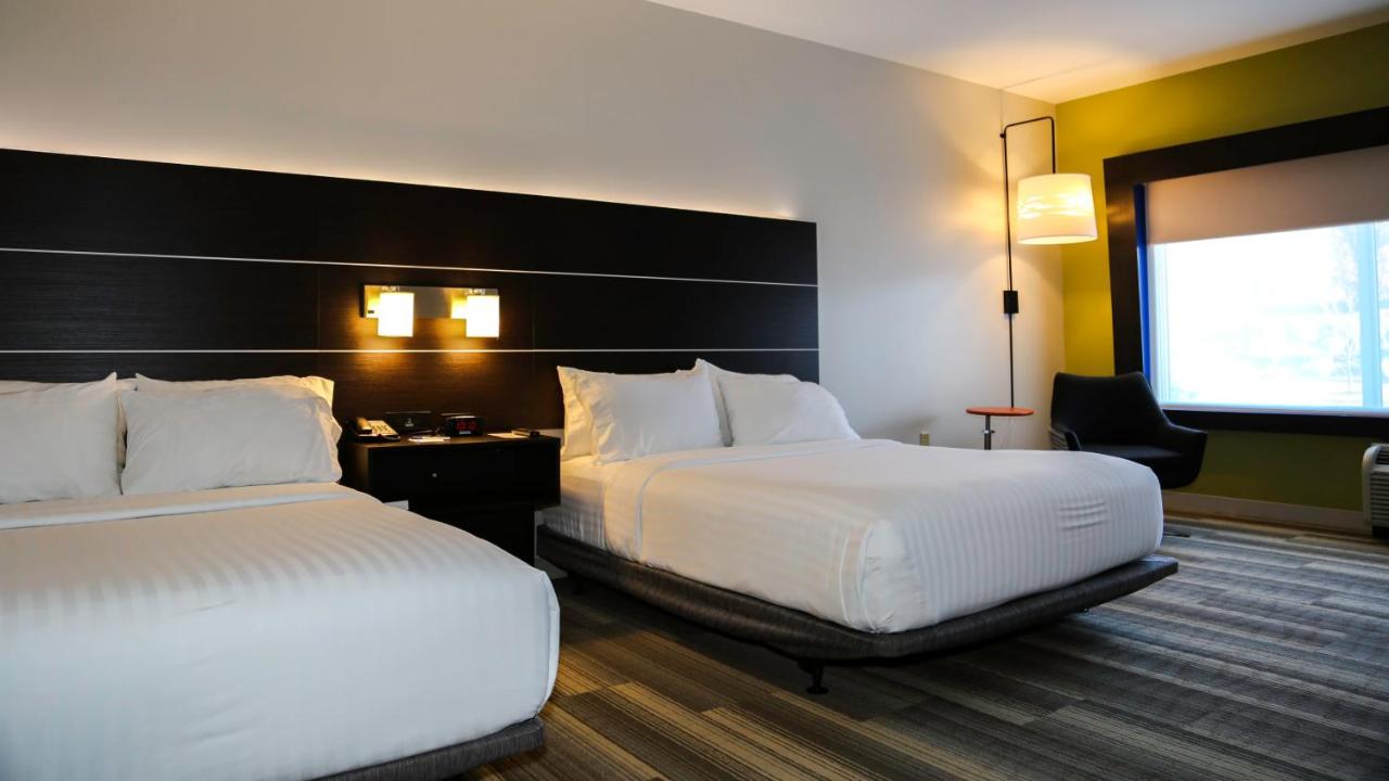 Deluxe King Room - Mobility Access Roll in Shower/Non-Smoking at Holiday Inn Express & Suites Kingston-Ulster by IHG