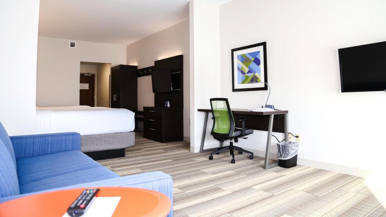 Deluxe Suite  - Disability Access Tub/Non-Smoking at Holiday Inn Express & Suites Kingston-Ulster by IHG