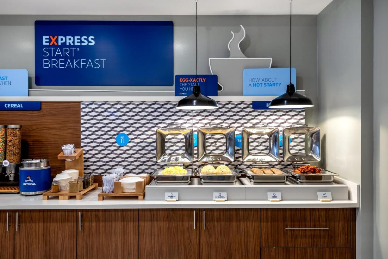 | Holiday Inn Express & Suites Santa Ana - Orange County, an IHG Hotel