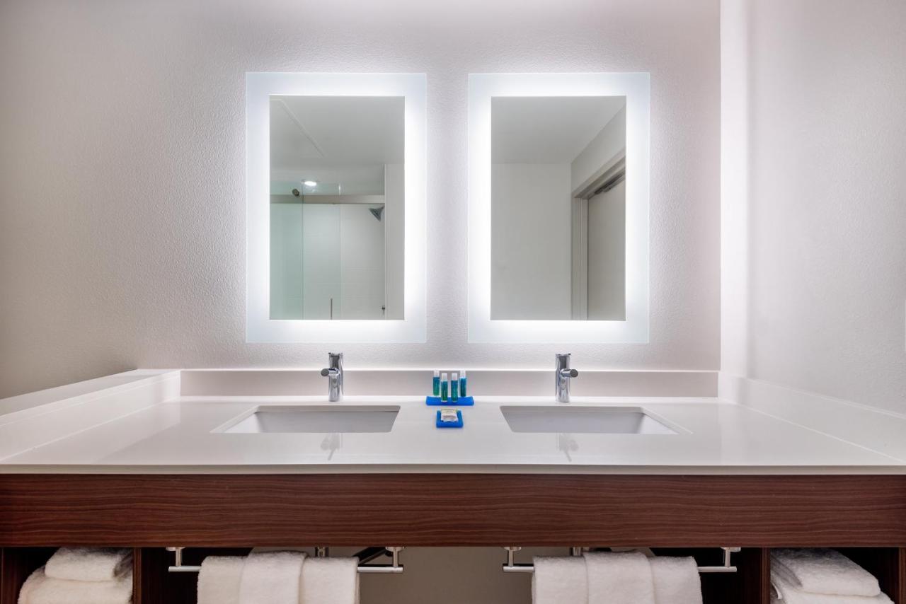 | Holiday Inn Express & Suites Santa Ana - Orange County, an IHG Hotel