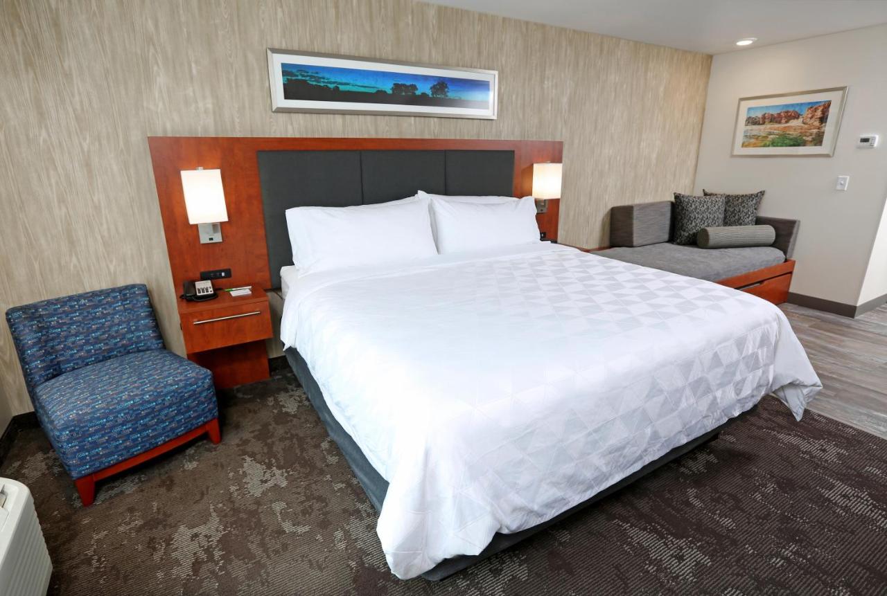 King Room with Roll-Away Bed - Non-Smoking at Holiday Inn & Suites Sioux Falls - Airport, an IHG Hotel