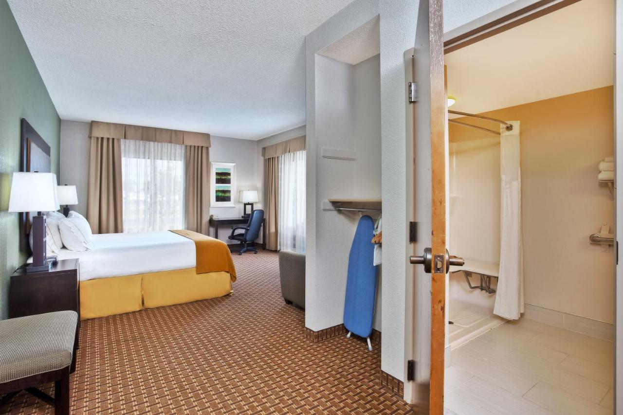 King Room with Roll-In Shower - Disability Access at Holiday Inn Express Hotel & Suites Harrington-Dover area, DE by IHG