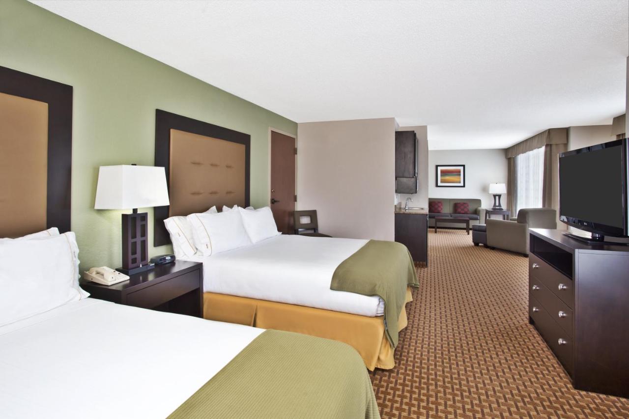 Deluxe Queen Suite at Holiday Inn Express Hotel & Suites Harrington-Dover area, DE by IHG