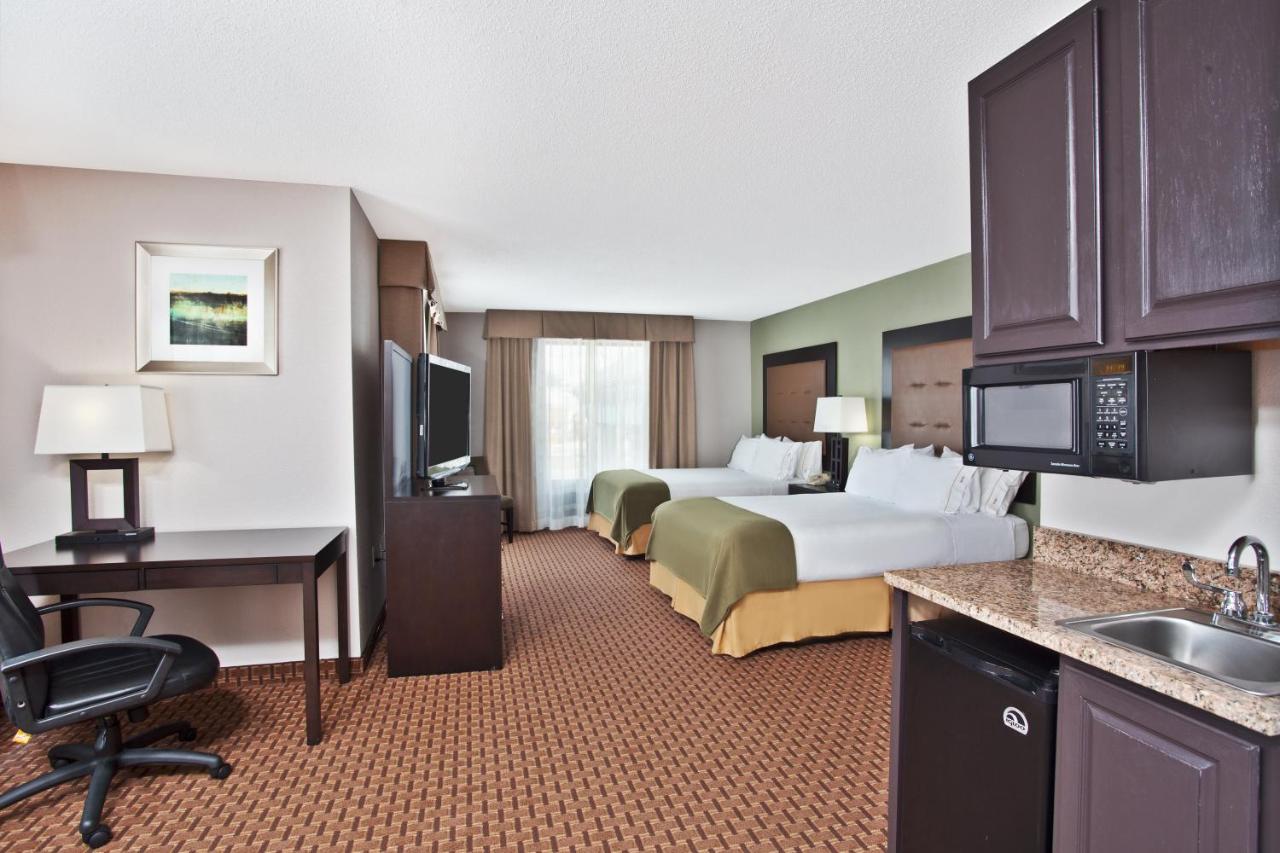 Deluxe Queen Suite at Holiday Inn Express Hotel & Suites Harrington-Dover area, DE by IHG