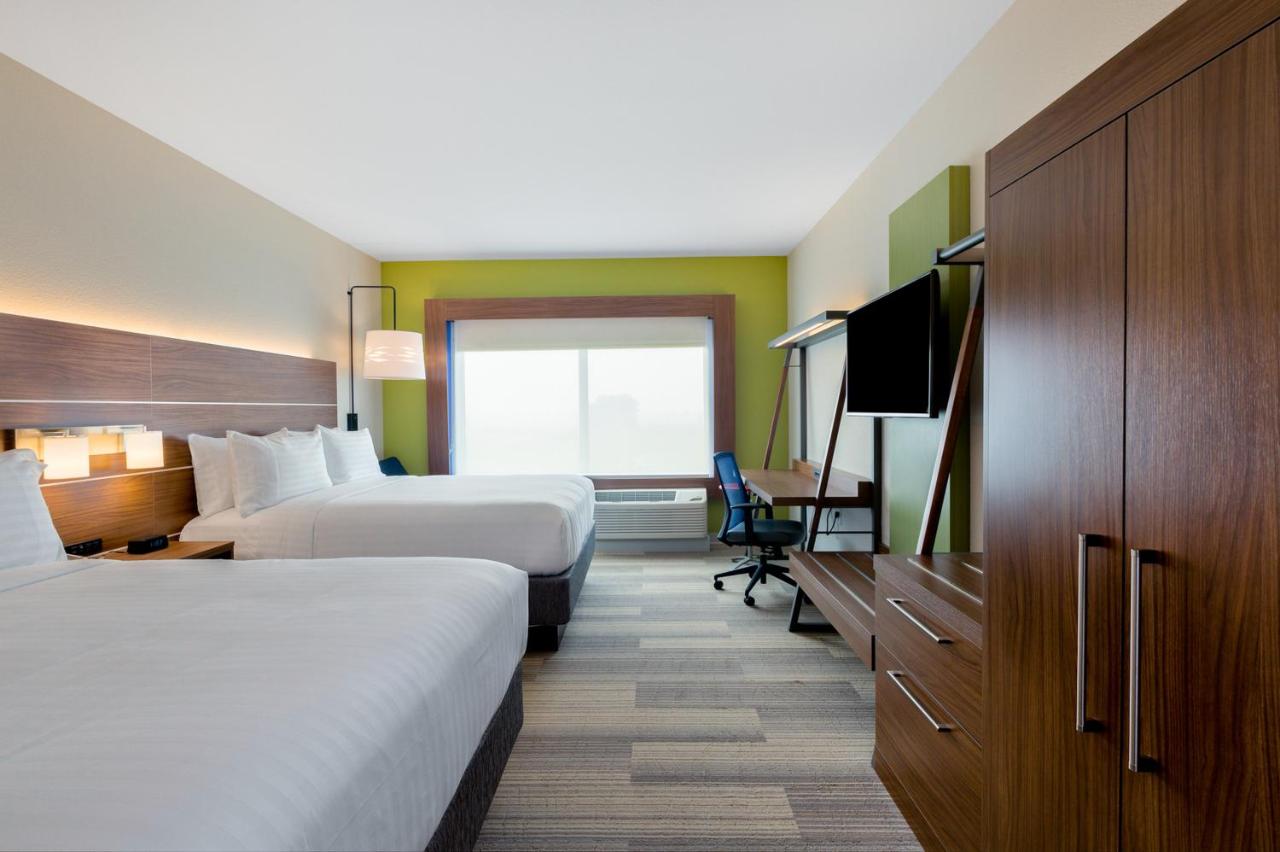 Queen Room with Two Queen Beds at Holiday Inn Express & Suites Prosser - Yakima Valley Wine by IHG