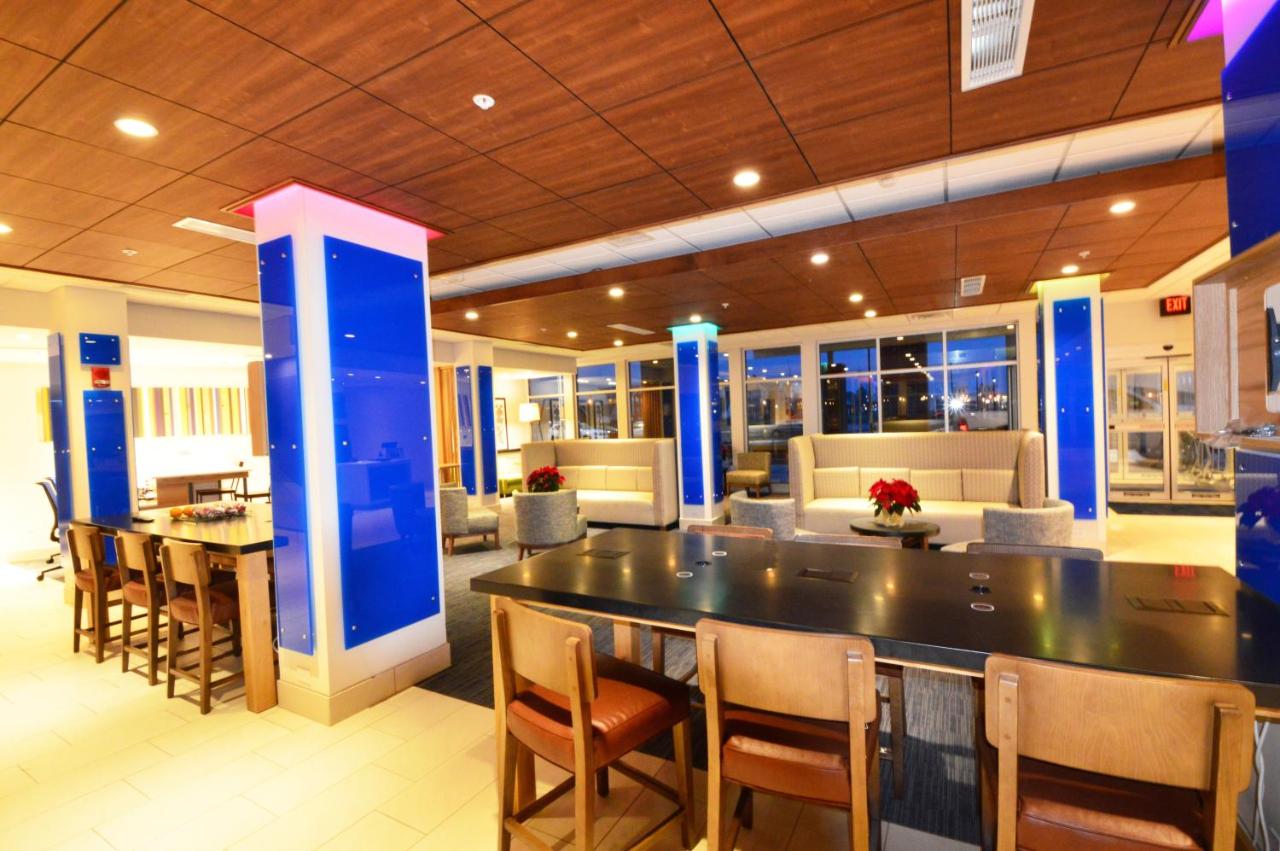 | Holiday Inn Express & Suites Toledo South-Perrysburg, an IHG Hotel
