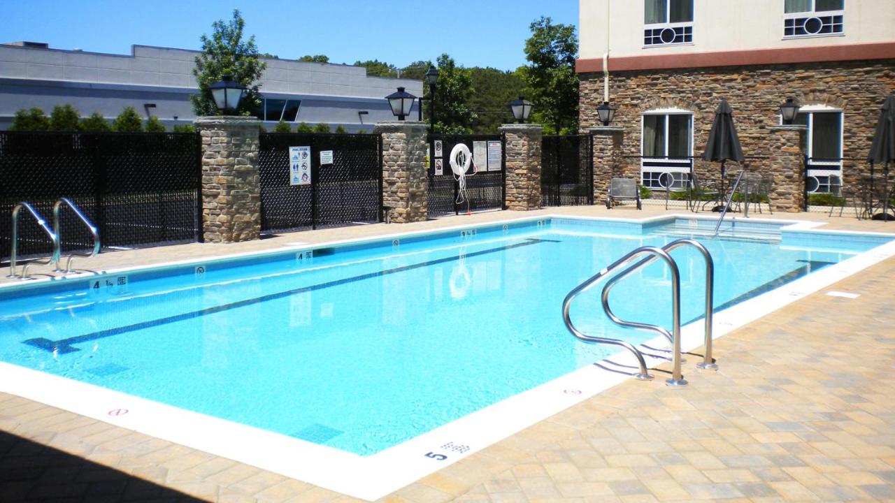 | Holiday Inn Express Hotel & Suites East End, an IHG Hotel