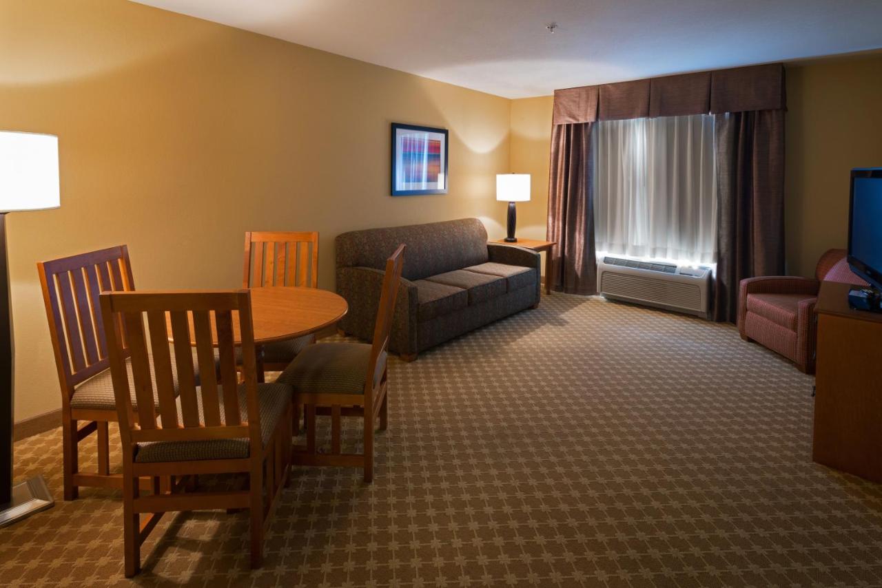 Executive Suite at Holiday Inn Express & Suites Chicago West-Roselle by IHG