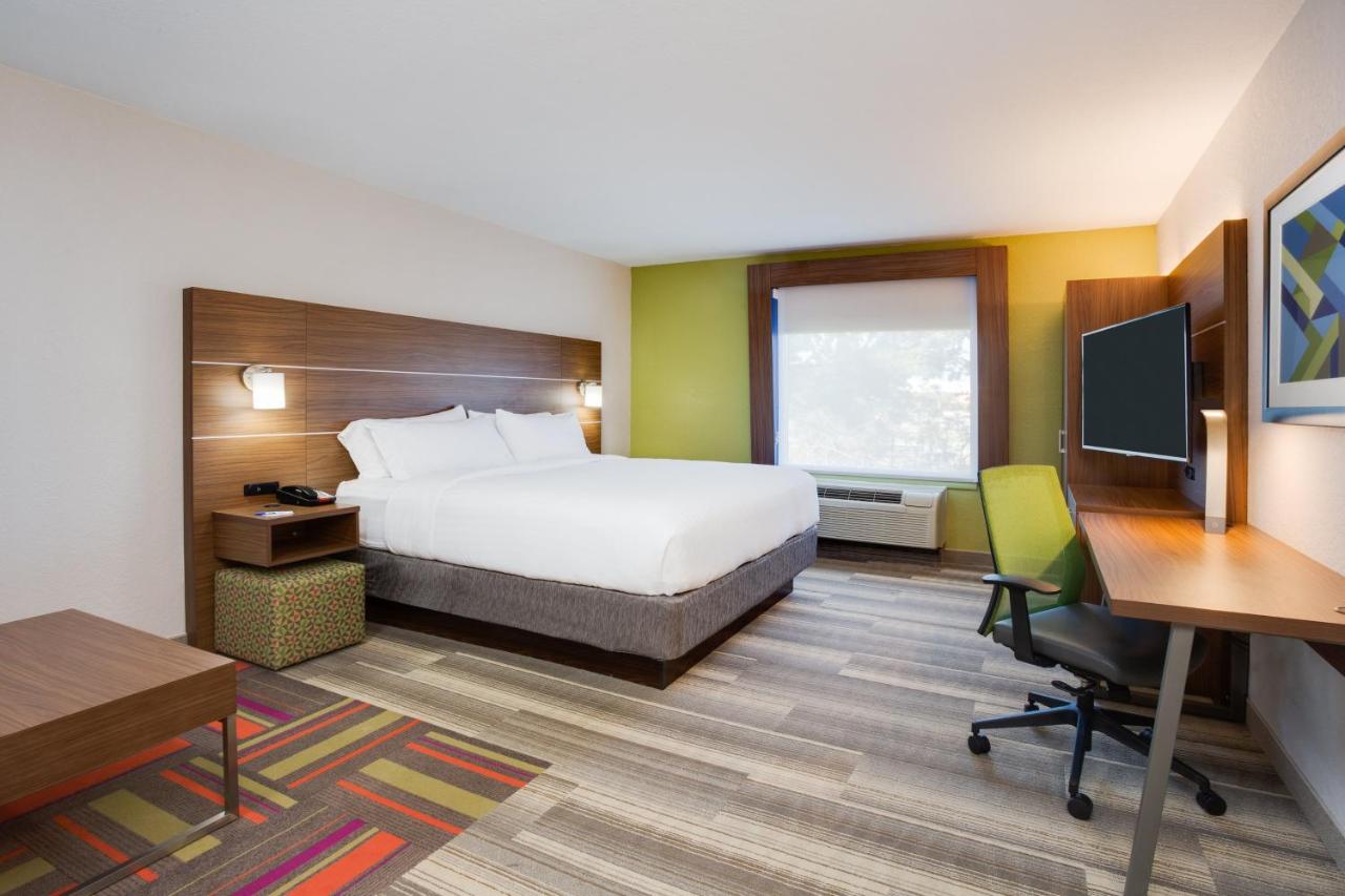 King Suite at Holiday Inn Express Hotel & Suites Tampa-Fairgrounds-Casino by IHG