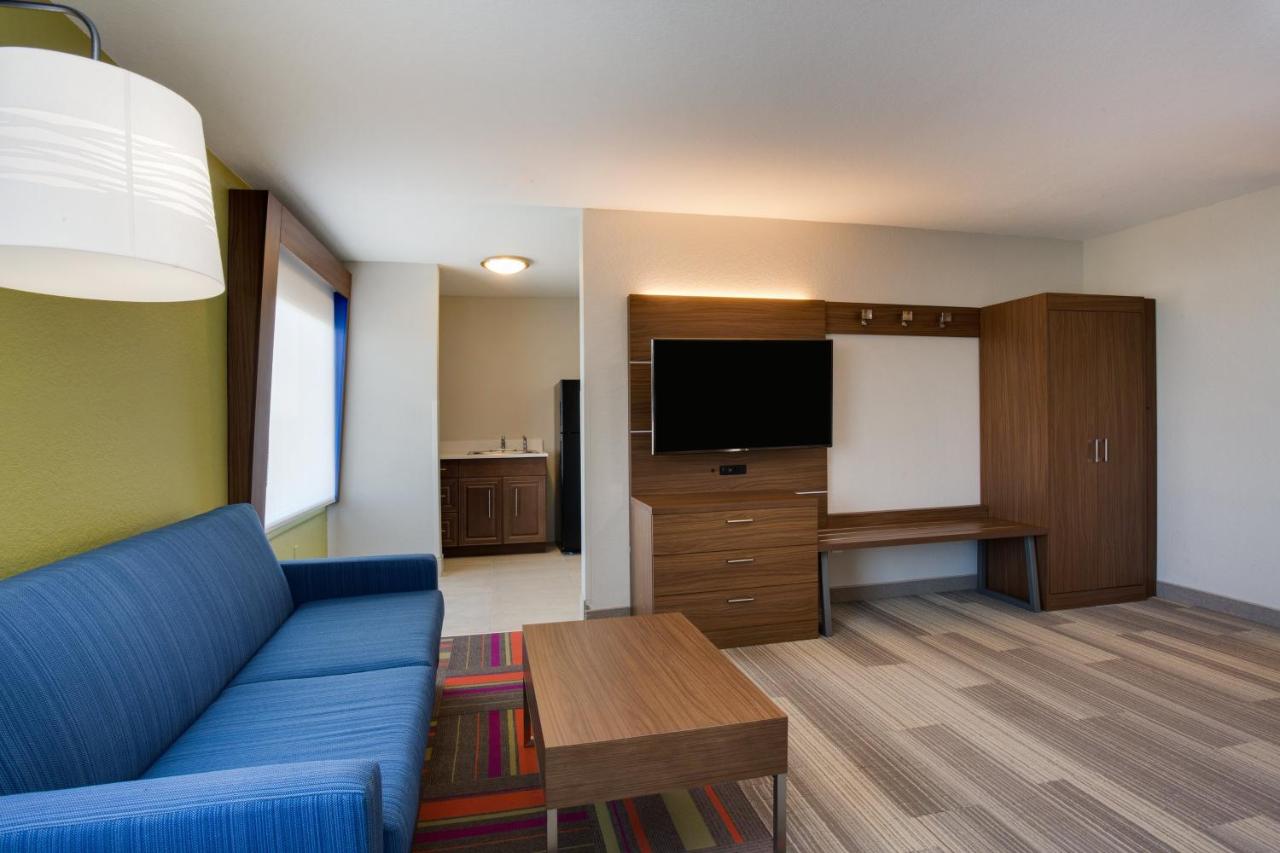 King Suite at Holiday Inn Express Hotel & Suites Tampa-Fairgrounds-Casino by IHG