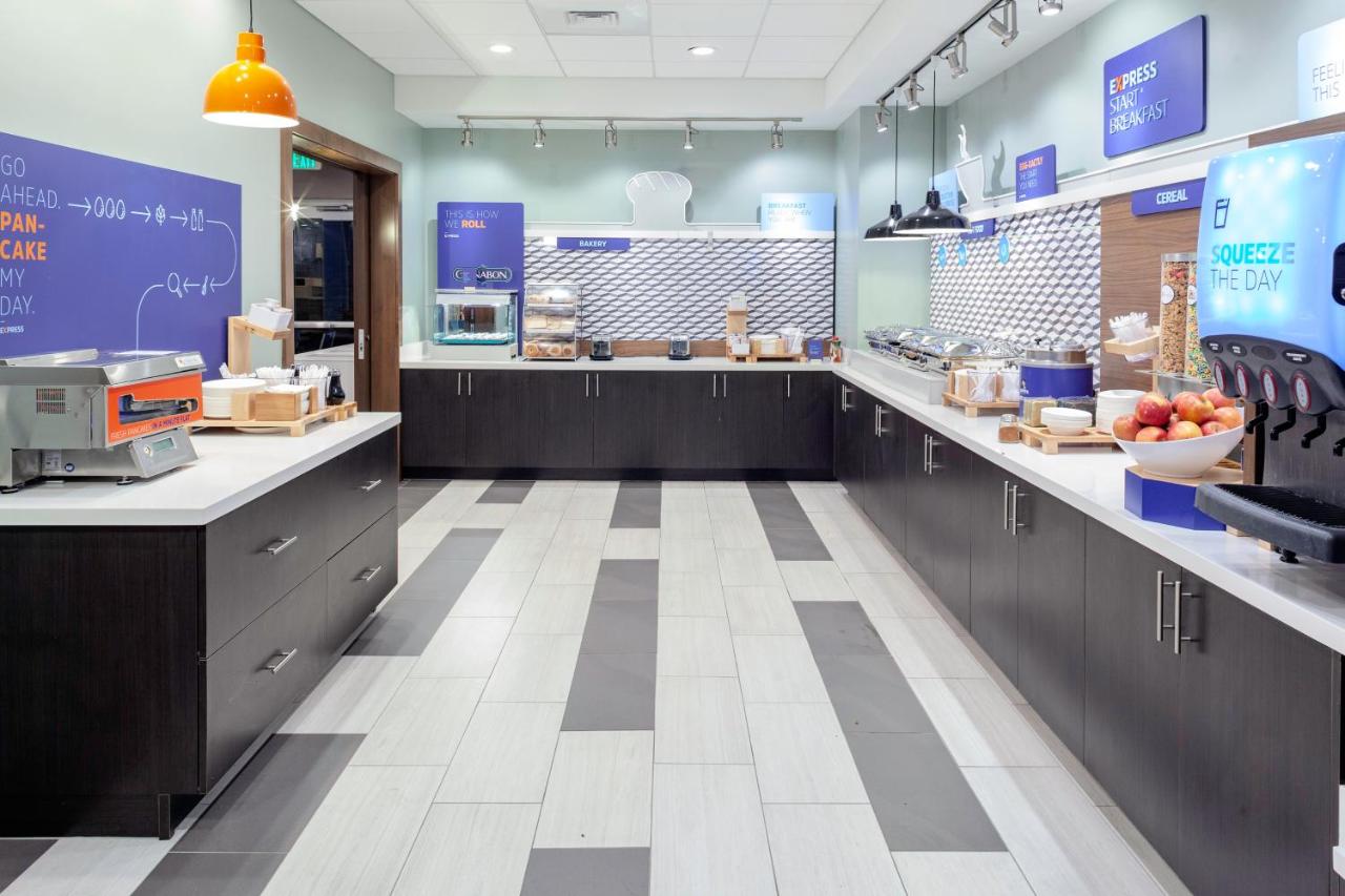| Holiday Inn Express & Suites Phoenix East - Gilbert, an IHG Hotel