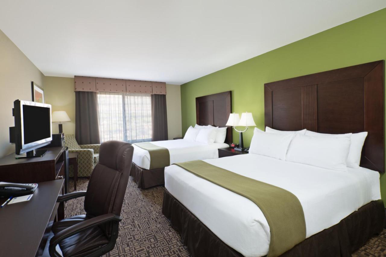 Executive Queen Room with Two Queen Beds - Non-Smoking at Holiday Inn Express Hotel & Suites Richfield by IHG