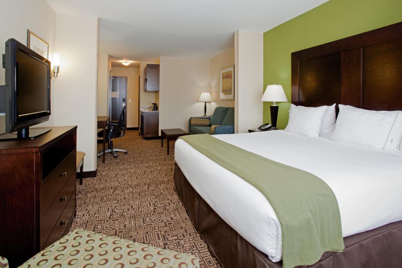 King Suite with Sofa Bed at Holiday Inn Express Hotel & Suites Richfield by IHG
