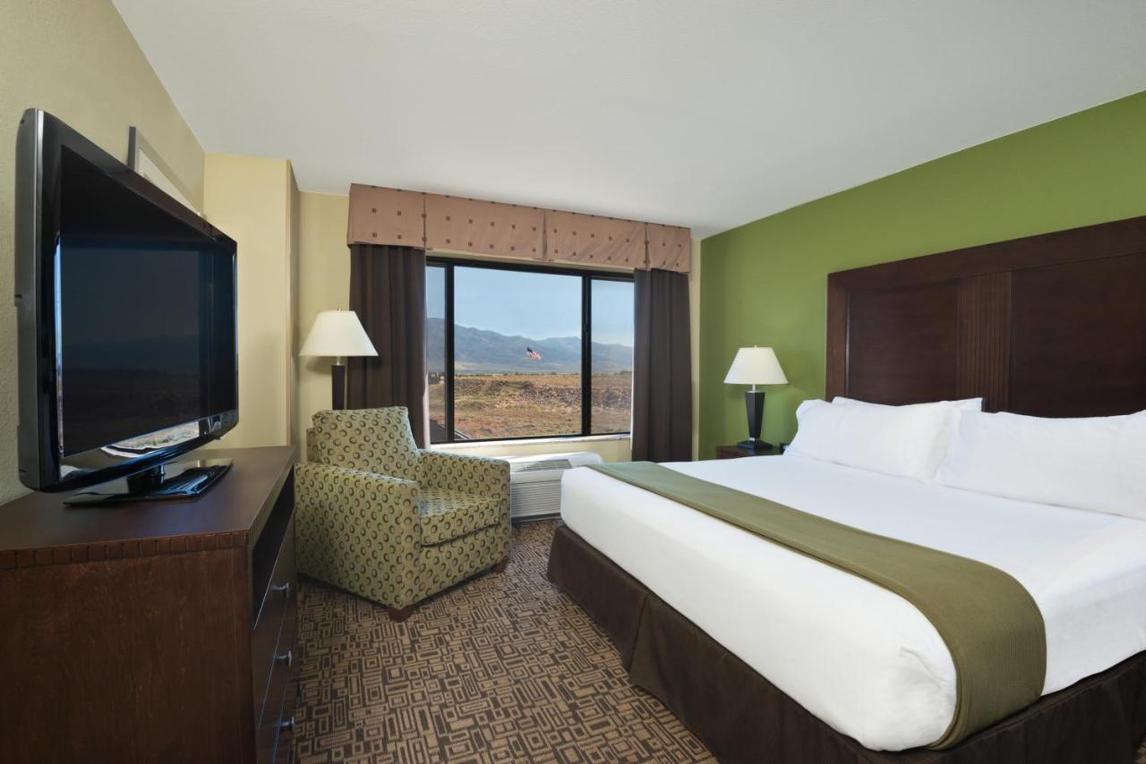King Suite with Sofa Bed at Holiday Inn Express Hotel & Suites Richfield by IHG