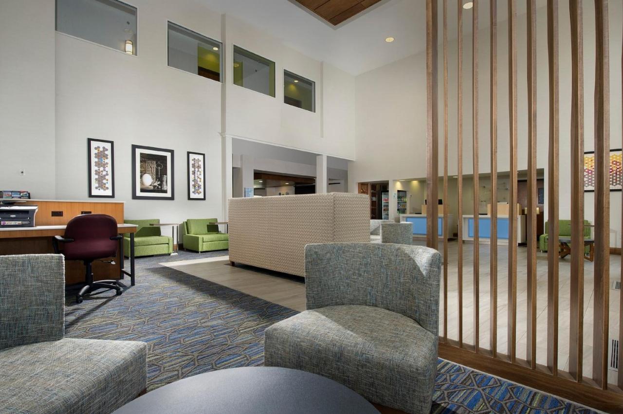 | Holiday Inn Express & Suites Charlottesville - Ruckersville, an IHG Hotel