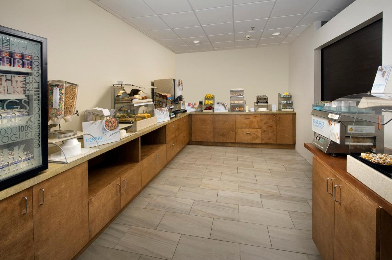 | Holiday Inn Express & Suites Charlottesville - Ruckersville, an IHG Hotel