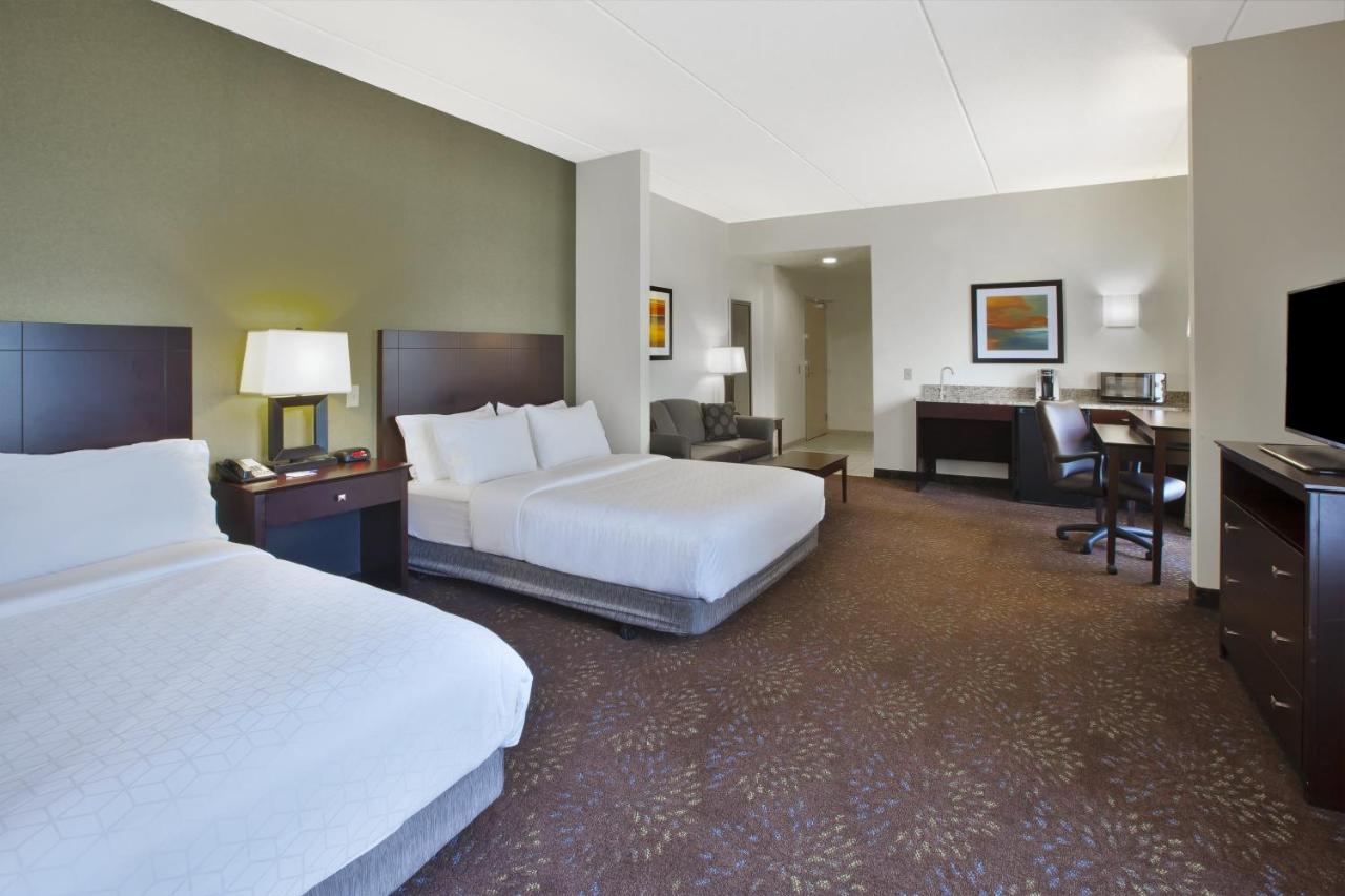 Deluxe Twin Room - Mobility Access Tub at Holiday Inn Express & Suites Geneva Finger Lakes, an IHG Hotel