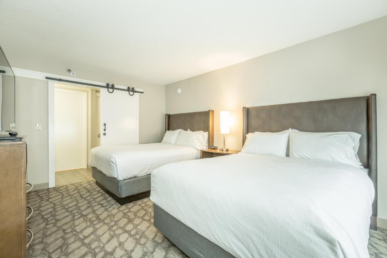 Suite with Mobility Accessible Roll-In Shower - Non-Smoking at Holiday Inn Hotel & Suites Peachtree City by IHG