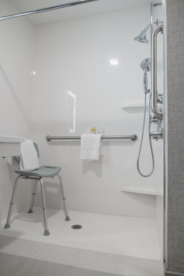 King Room - Hearing Accessible - Roll-in Shower at Holiday Inn Express & Suites Lake Forest by IHG