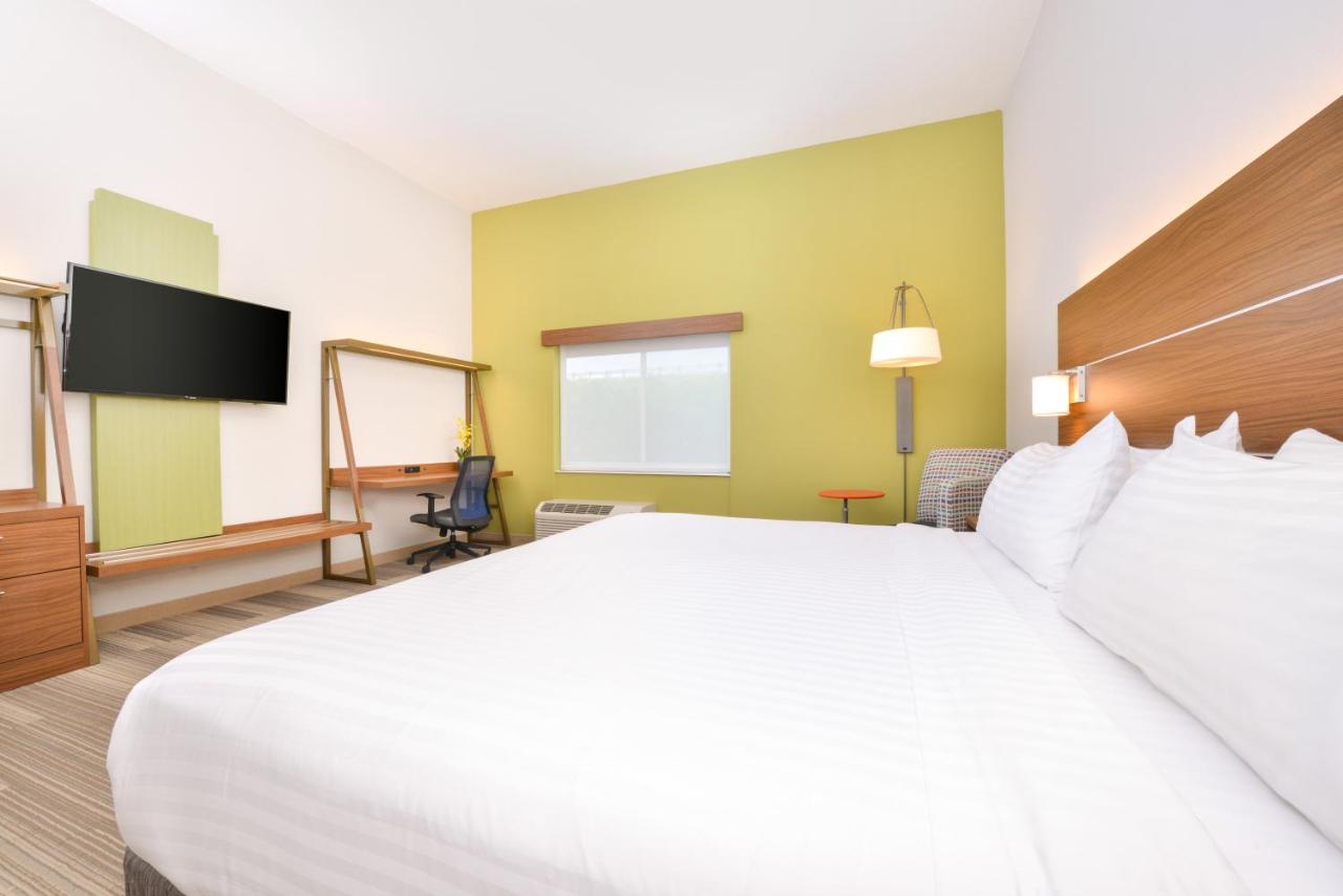 King Room at Holiday Inn Express & Suites Salem by IHG