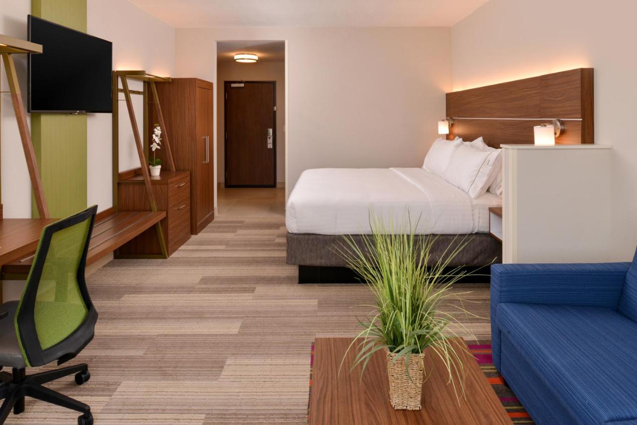 King Suite at Holiday Inn Express & Suites Salem by IHG
