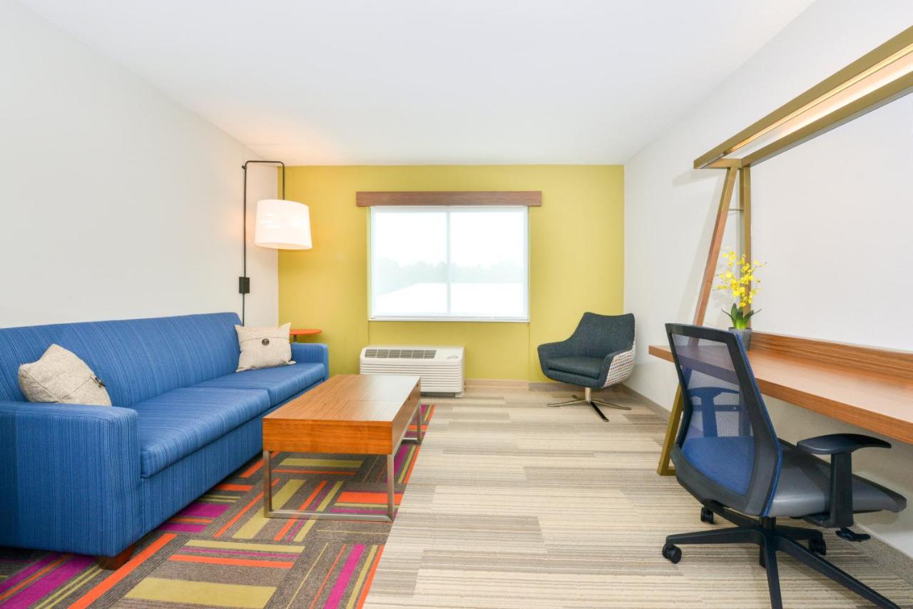King Suite at Holiday Inn Express & Suites Salem by IHG