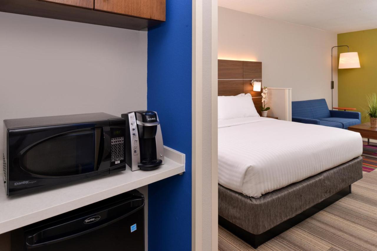 King Suite at Holiday Inn Express & Suites Salem by IHG