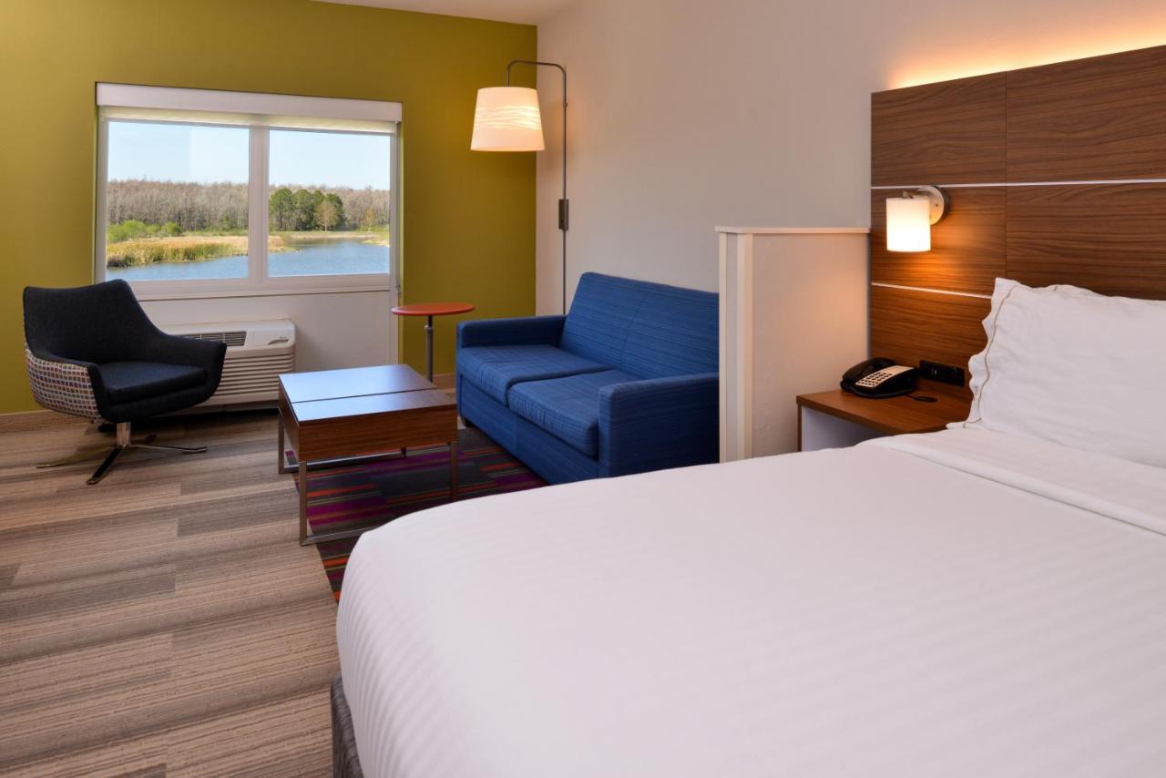 King Suite at Holiday Inn Express & Suites Salem by IHG