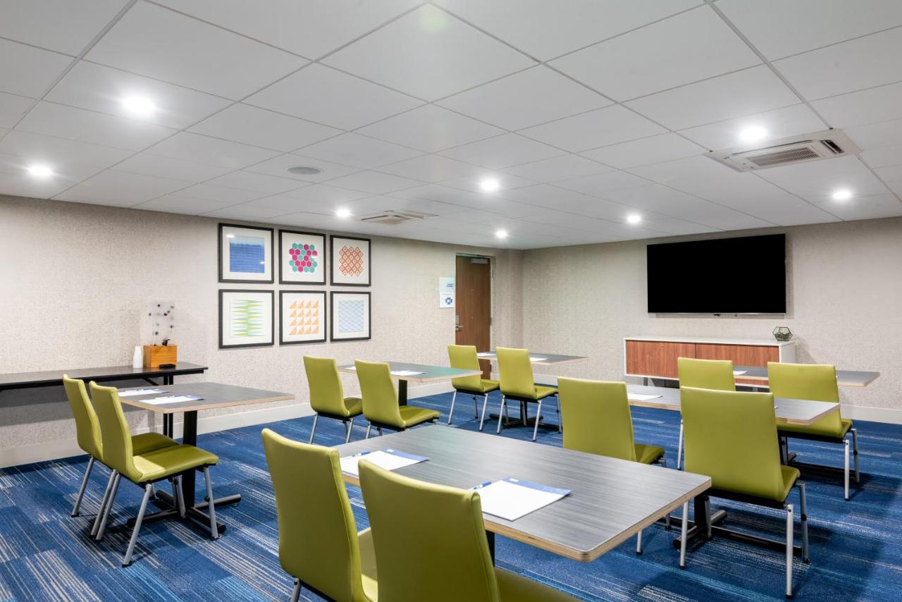 | Holiday Inn Express & Suites Santa Ana - Orange County, an IHG Hotel