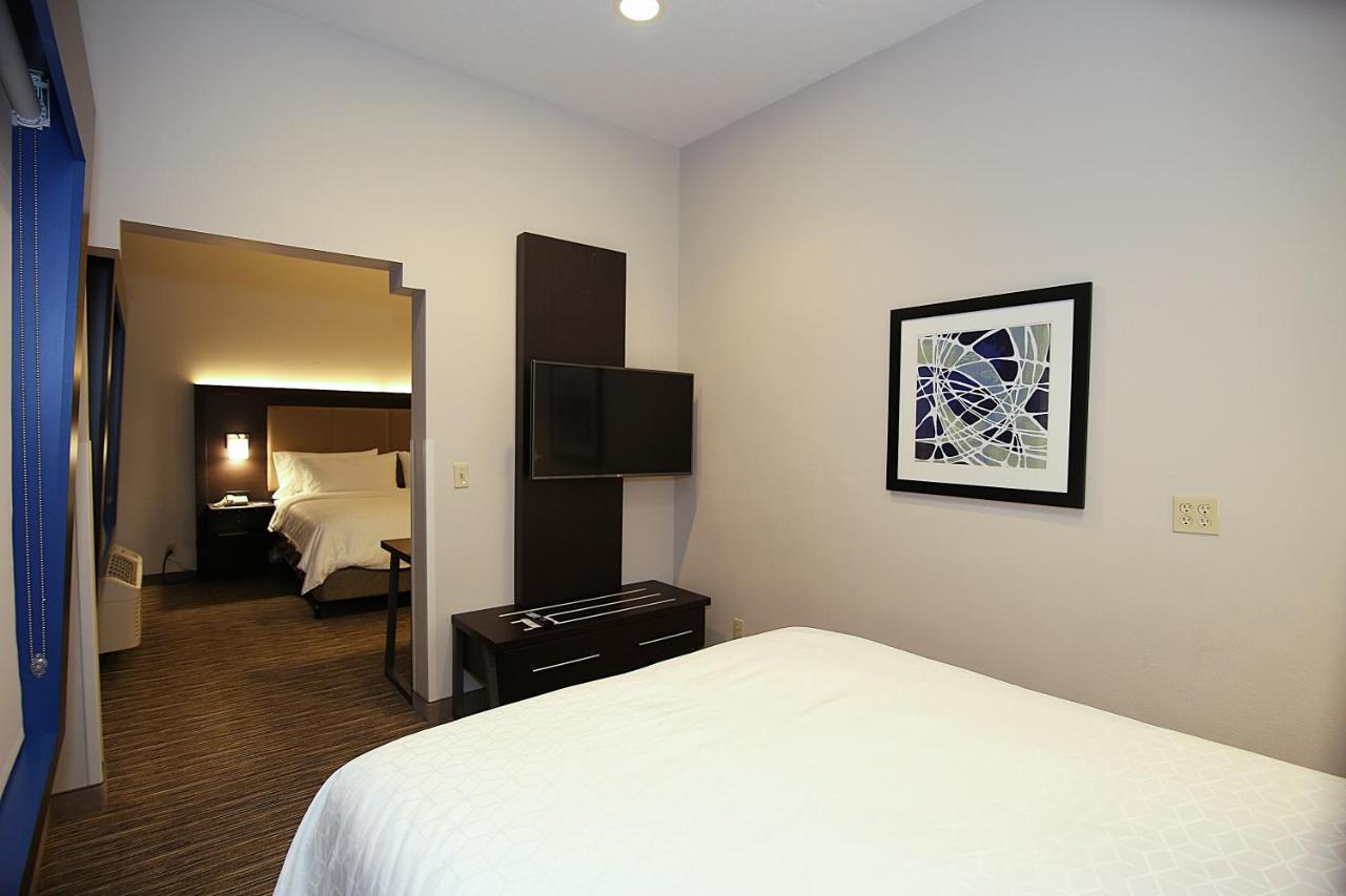 Suite with King and Queen Bed at Holiday Inn Express & Suites Ashland by IHG