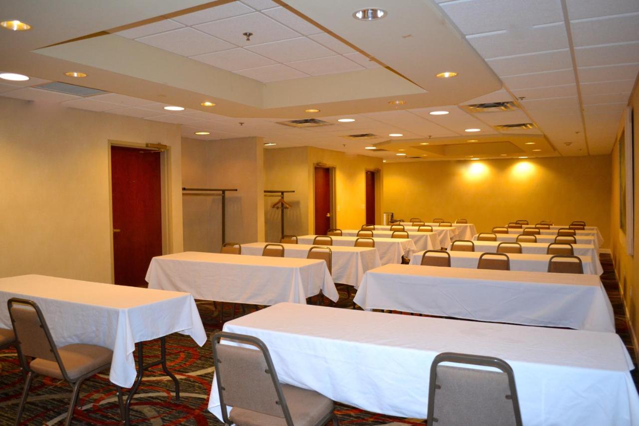 | Holiday Inn Express Hotel & Suites Waterford, an IHG Hotel