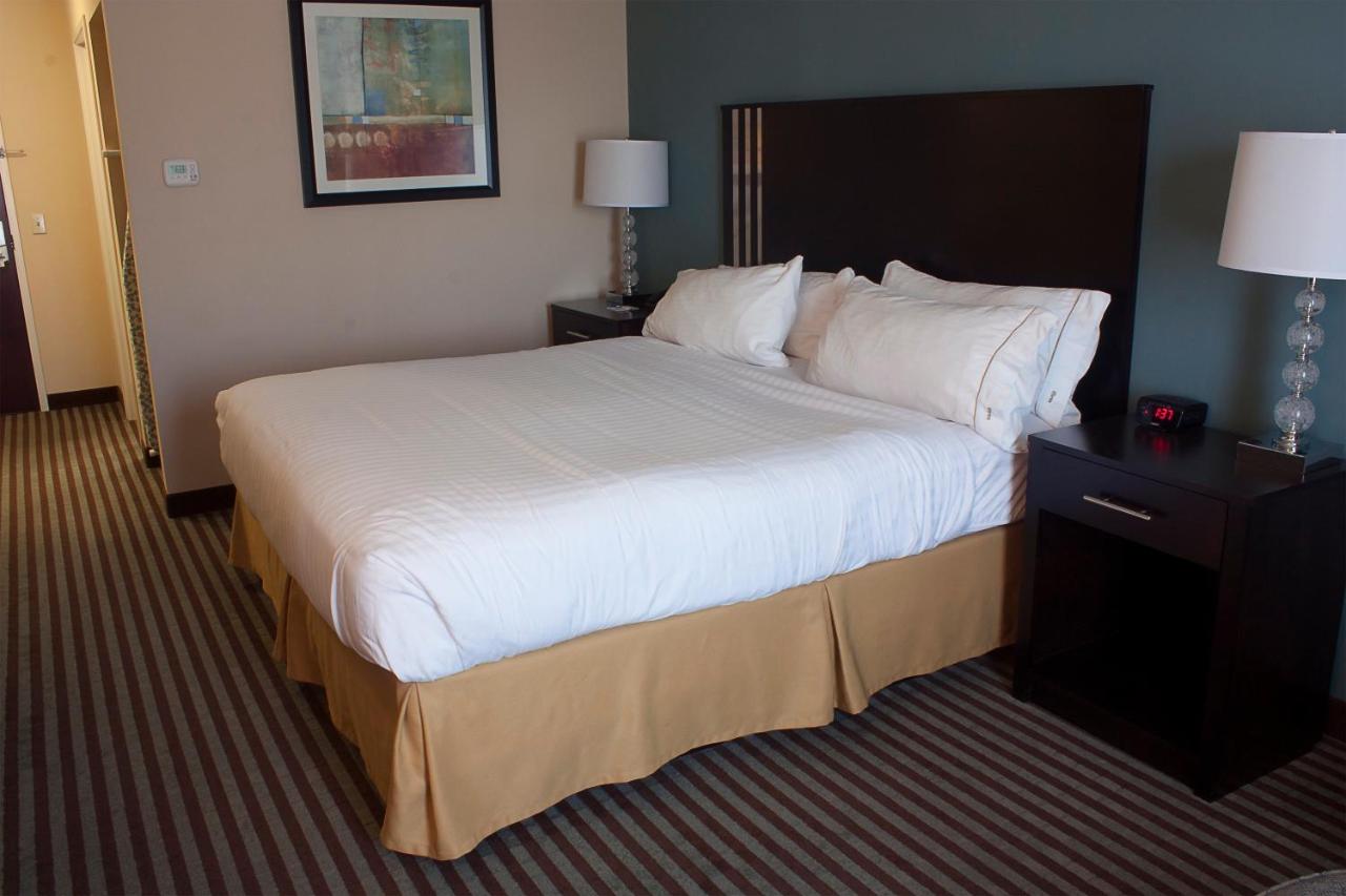  | Holiday Inn Express & Suites Youngstown West I 80, an IHG Hotel
