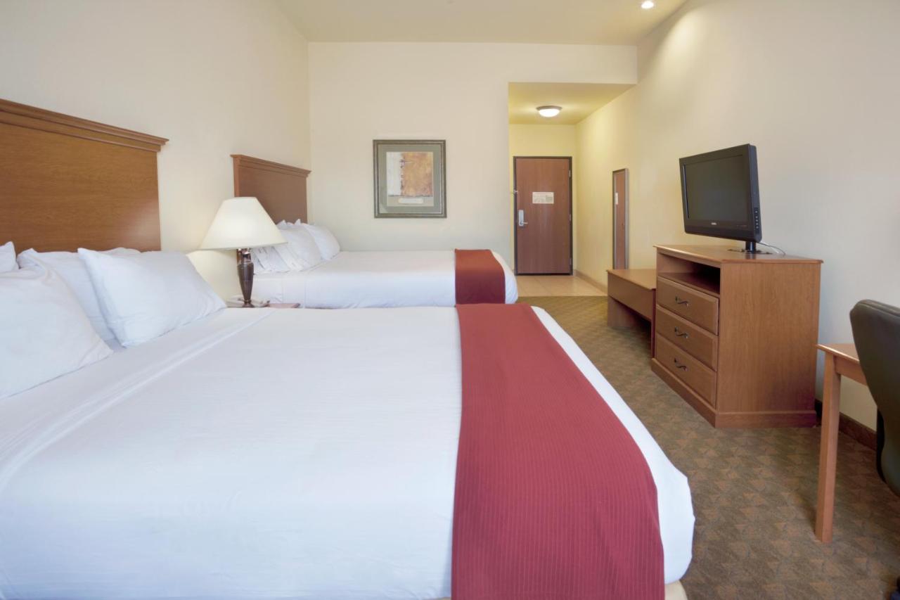 Queen Room with Two Queen Beds - Disability Access at Holiday Inn Express & Suites Zapata by IHG