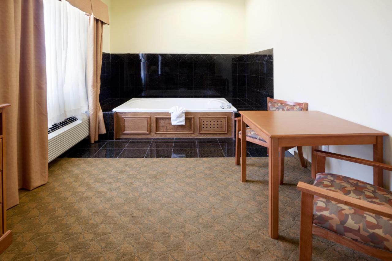King Room with Whirlpool at Holiday Inn Express & Suites Zapata by IHG