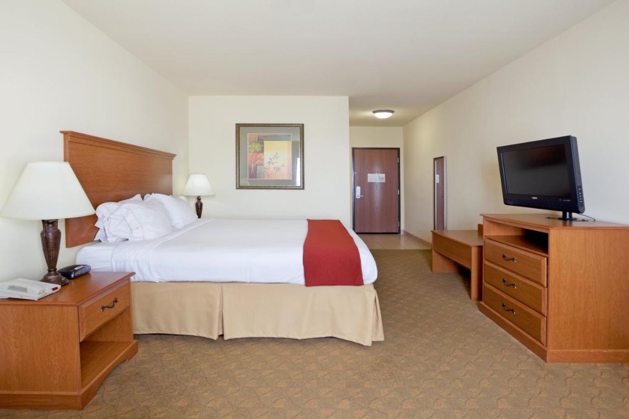King Room at Holiday Inn Express & Suites Zapata by IHG