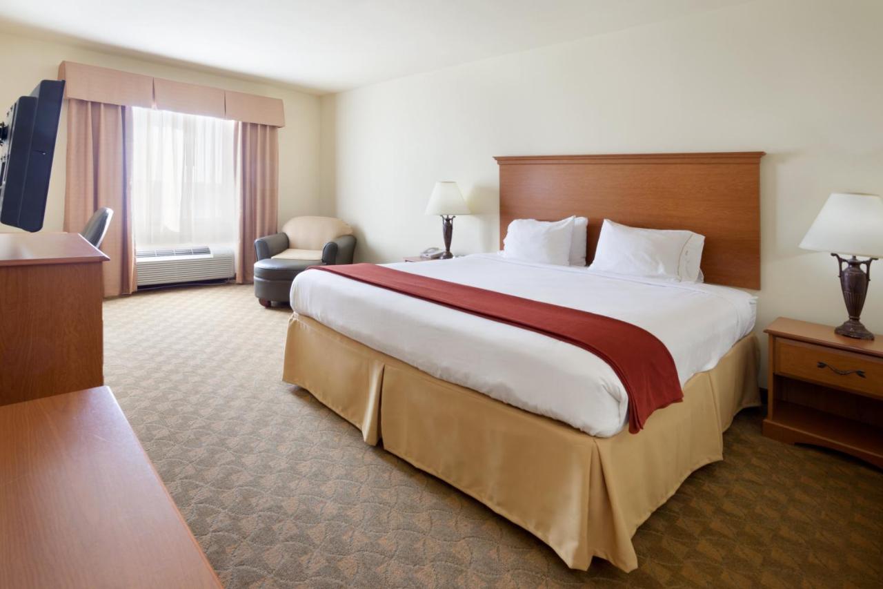 King Room - Disability Access at Holiday Inn Express & Suites Zapata by IHG