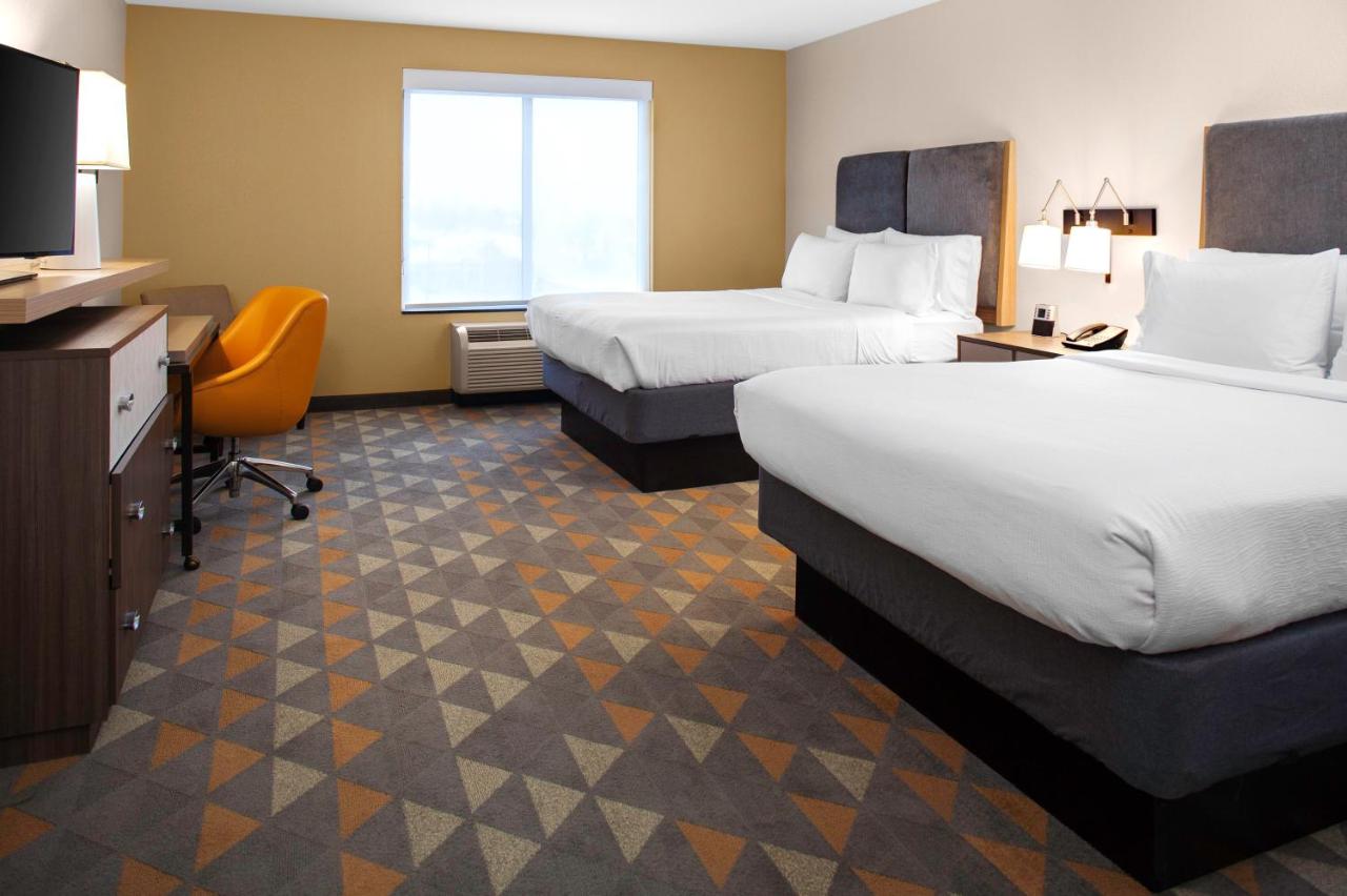Queen Room with Two Queen Beds at Holiday Inn Hotel & Suites Lima by IHG