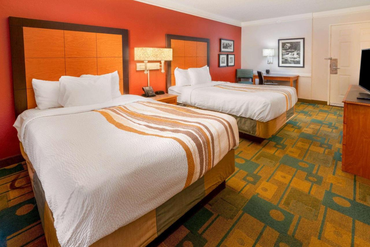 Double Room with Two Double Beds and Bath Tub - Mobility Accessible/Non-Smoking at La Quinta Inn by Wyndham Cheyenne