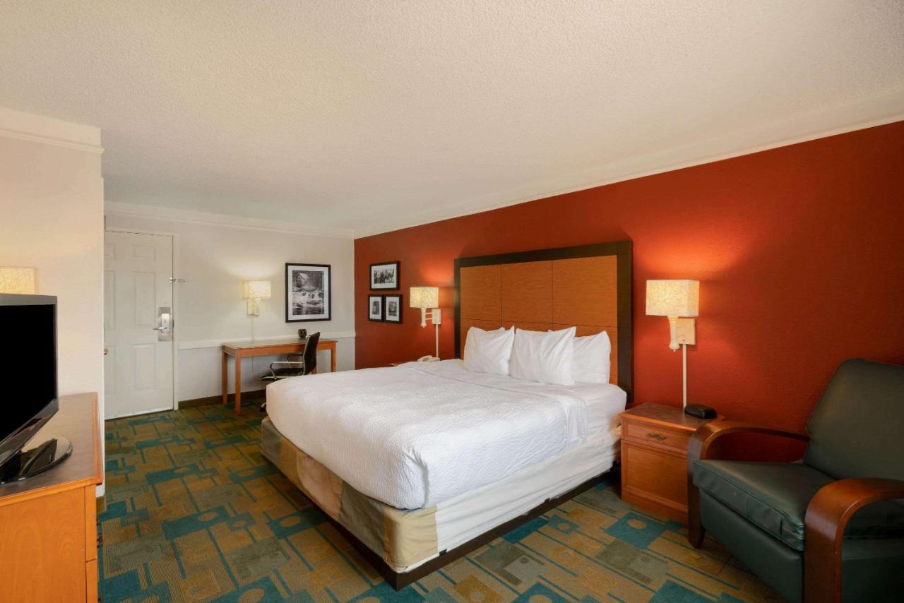 King Room with Bath Tub - Mobility Accessible/Non-Smoking at La Quinta Inn by Wyndham Cheyenne