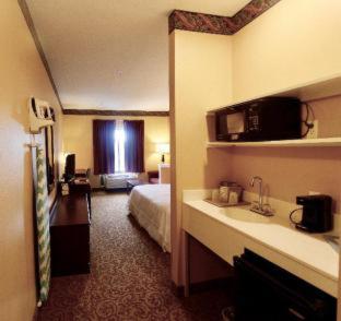 Room #491918014 at Hotel Pensacola