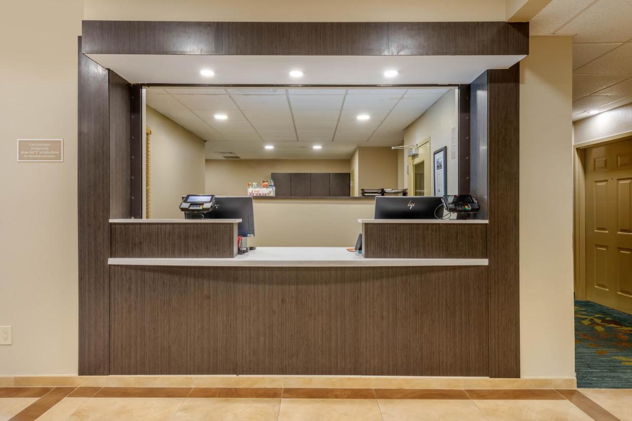 | Candlewood Suites Fort Myers/Sanibel Gateway, an IHG Hotel
