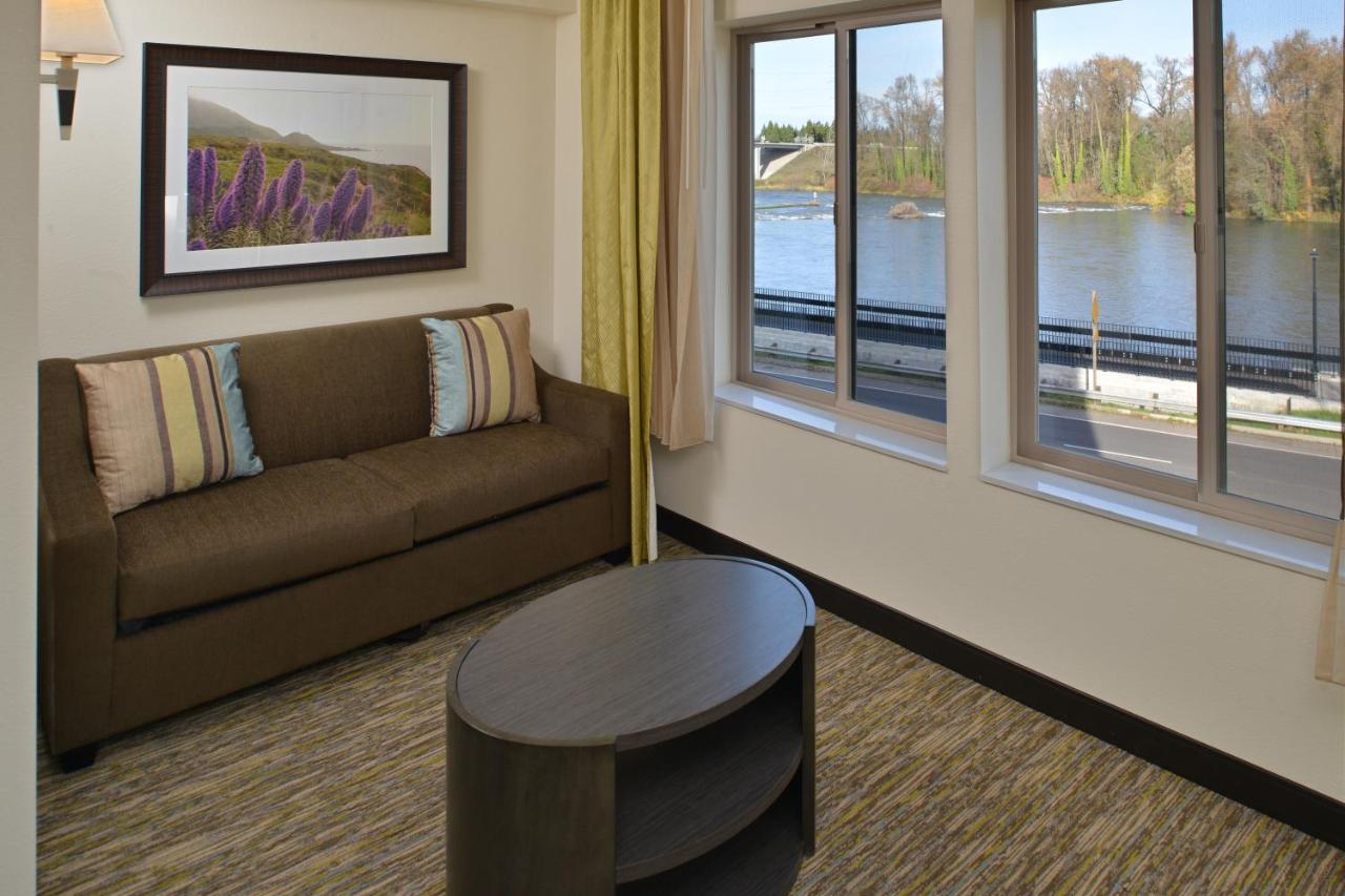 Deluxe King Studio Suite - River View at Candlewood Suites Eugene Springfield by IHG