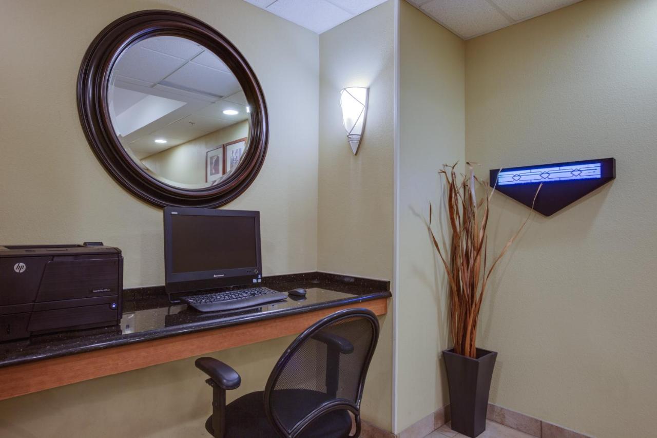 | Candlewood Suites Richmond Airport, an IHG Hotel