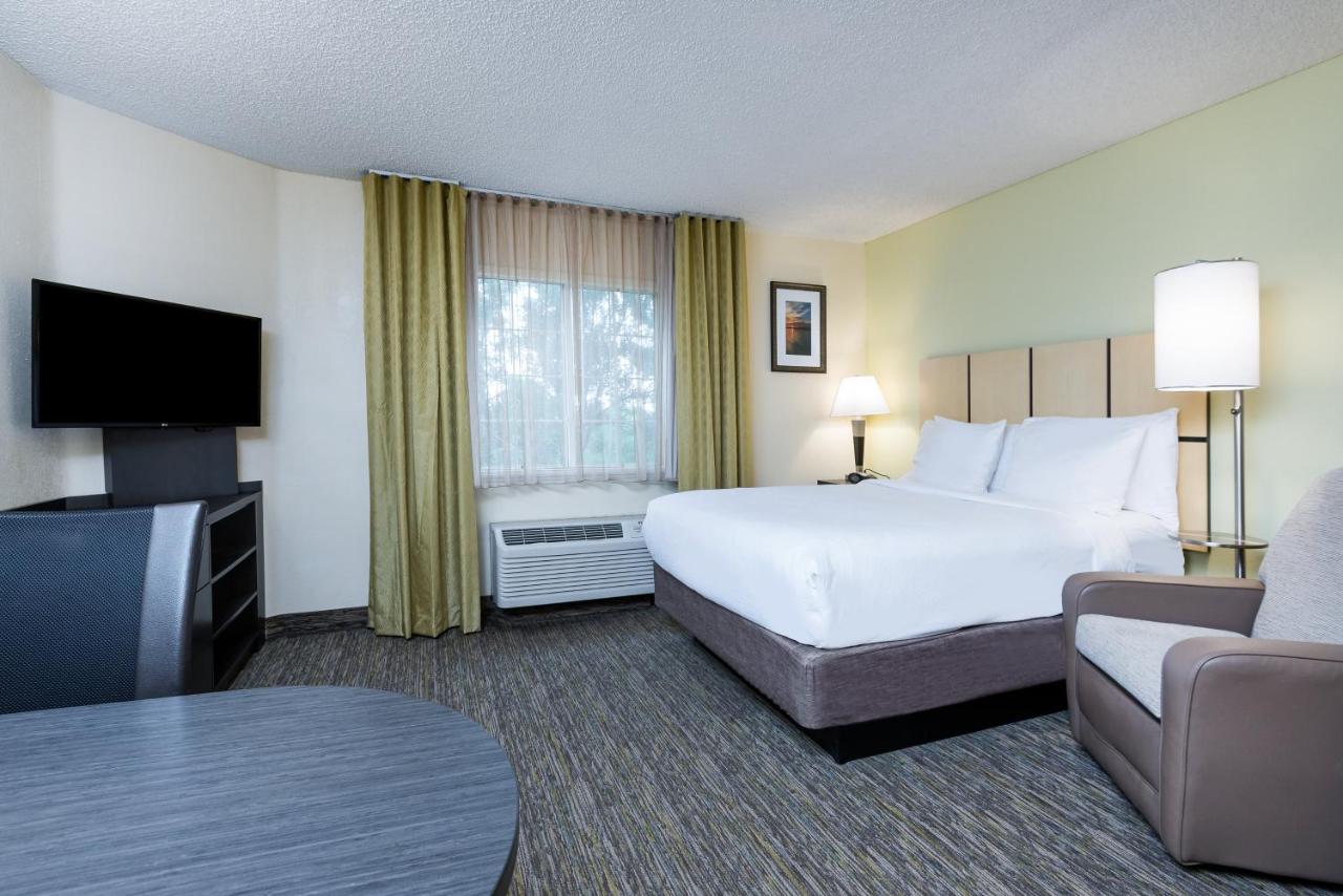Queen Studio at Candlewood Suites Lake Mary by IHG