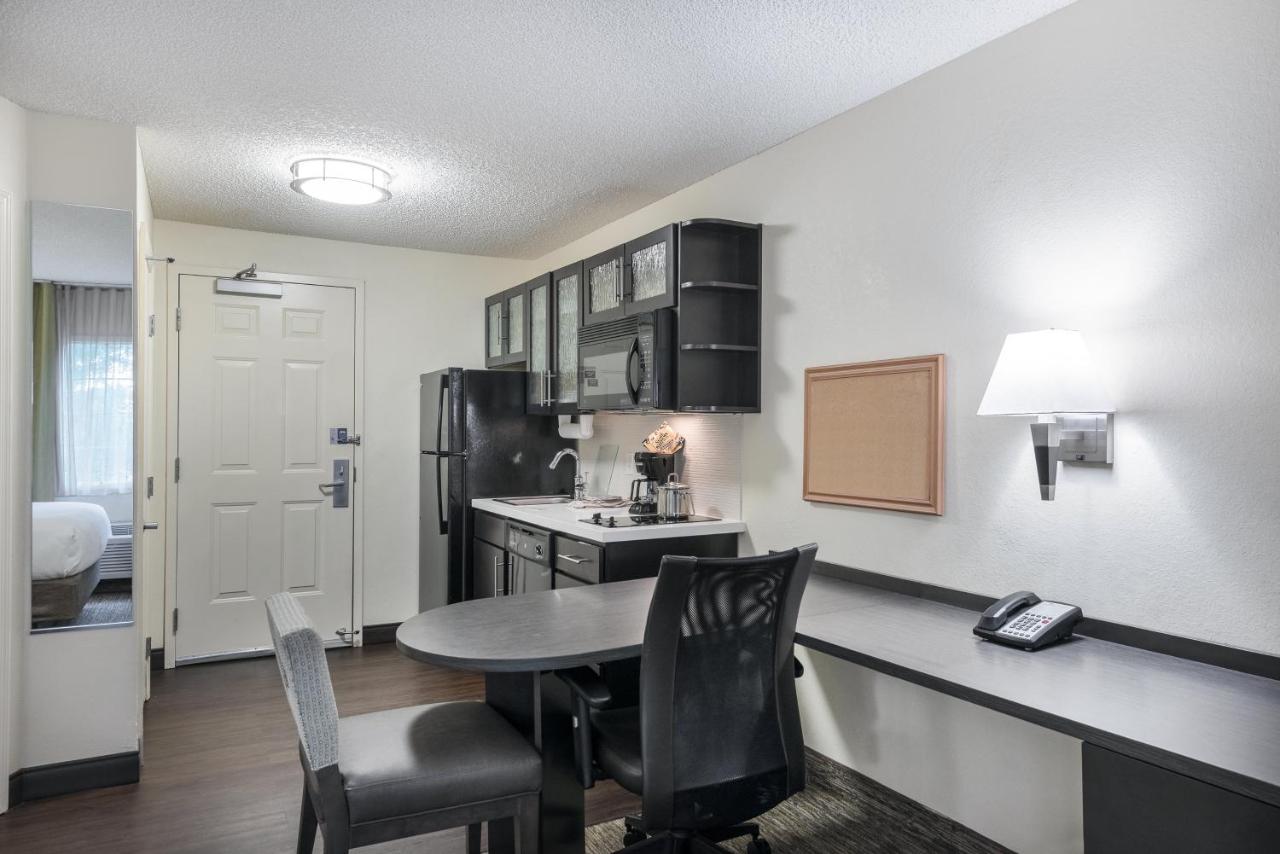 Queen Studio at Candlewood Suites Lake Mary by IHG