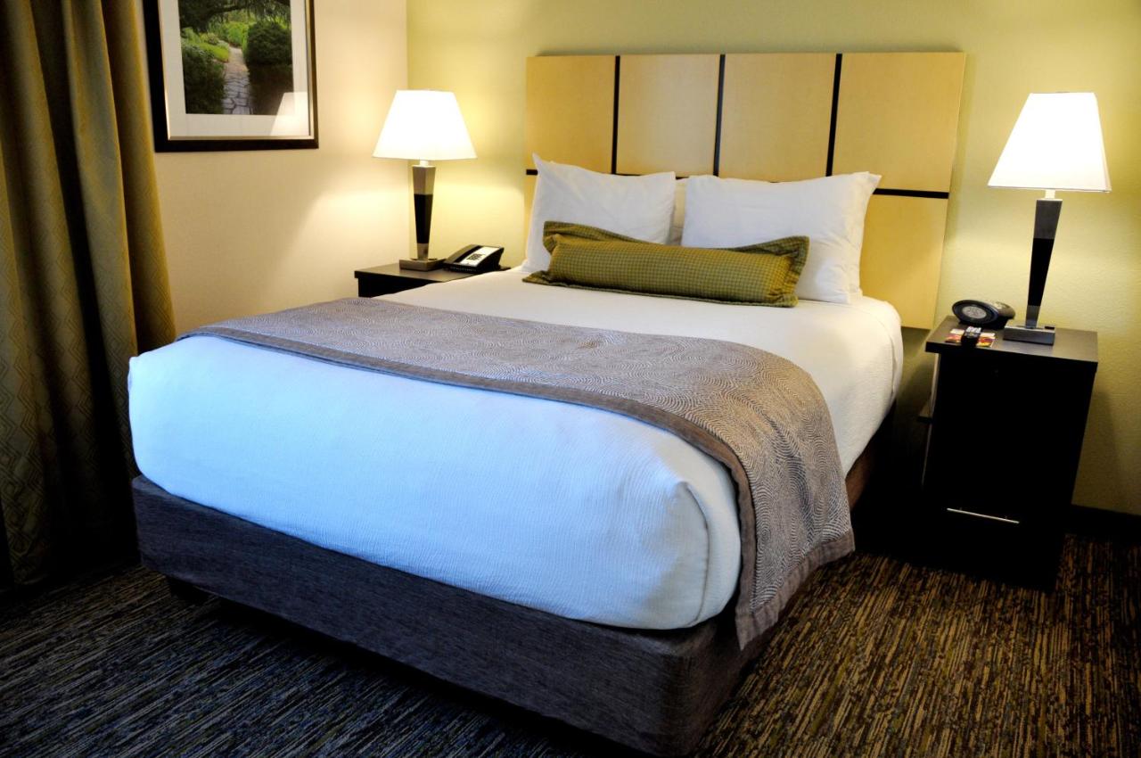 | Candlewood Suites Sterling, an IHG Hotel