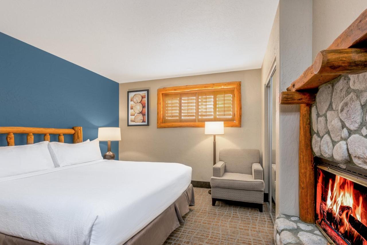 King Room at Holiday Inn Resort The Lodge At Big Bear Lake by IHG