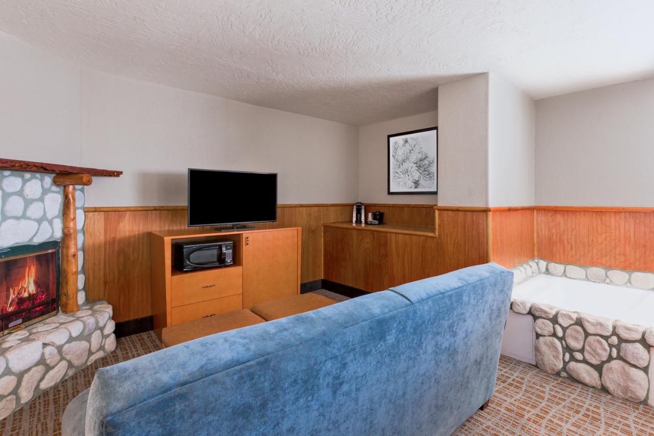 Suite - Mobility Access Roll in Shower/Non-Smoking at Holiday Inn Resort The Lodge At Big Bear Lake by IHG