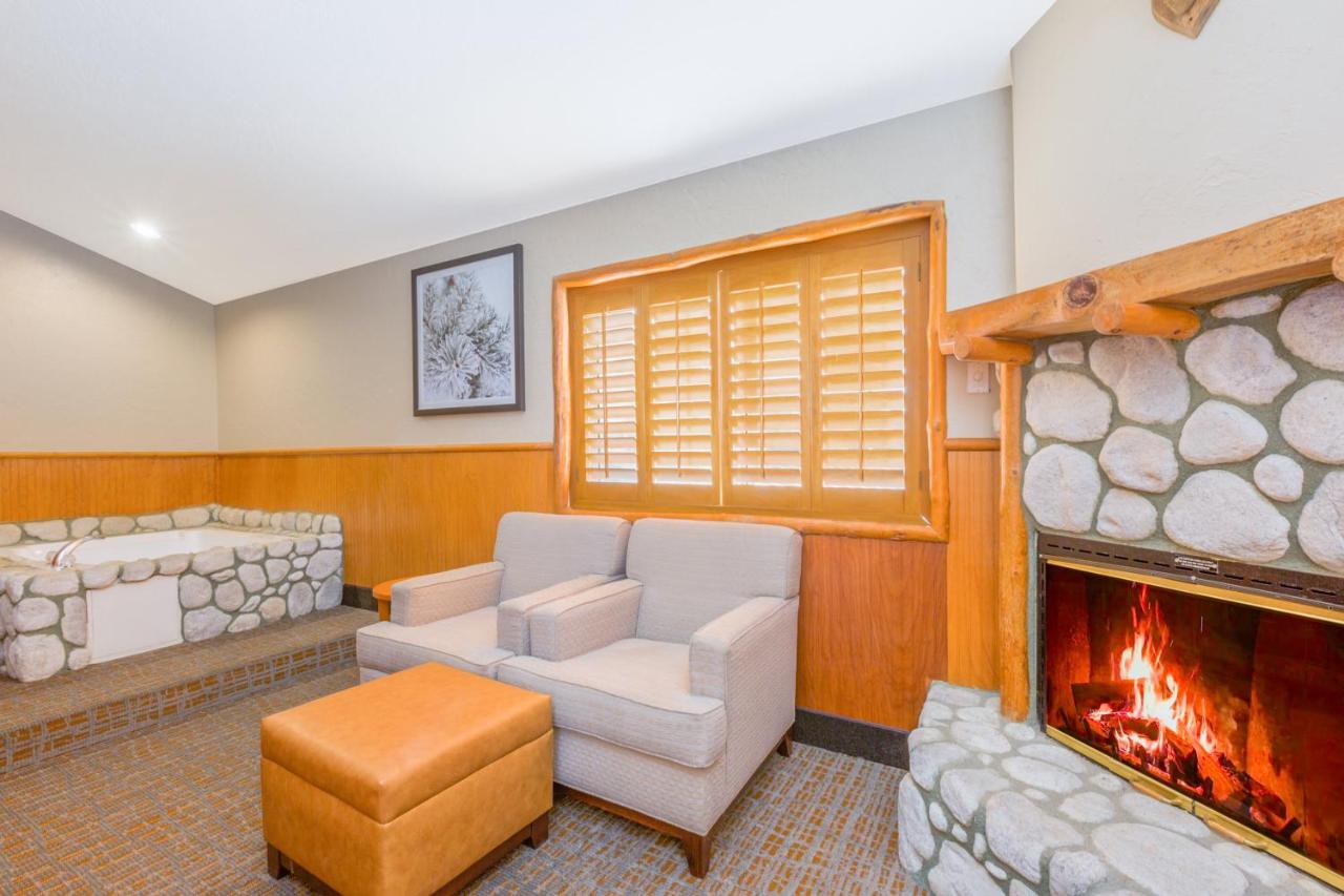 Suite with Fireplace and Spa - Non-Smoking at Holiday Inn Resort The Lodge At Big Bear Lake by IHG