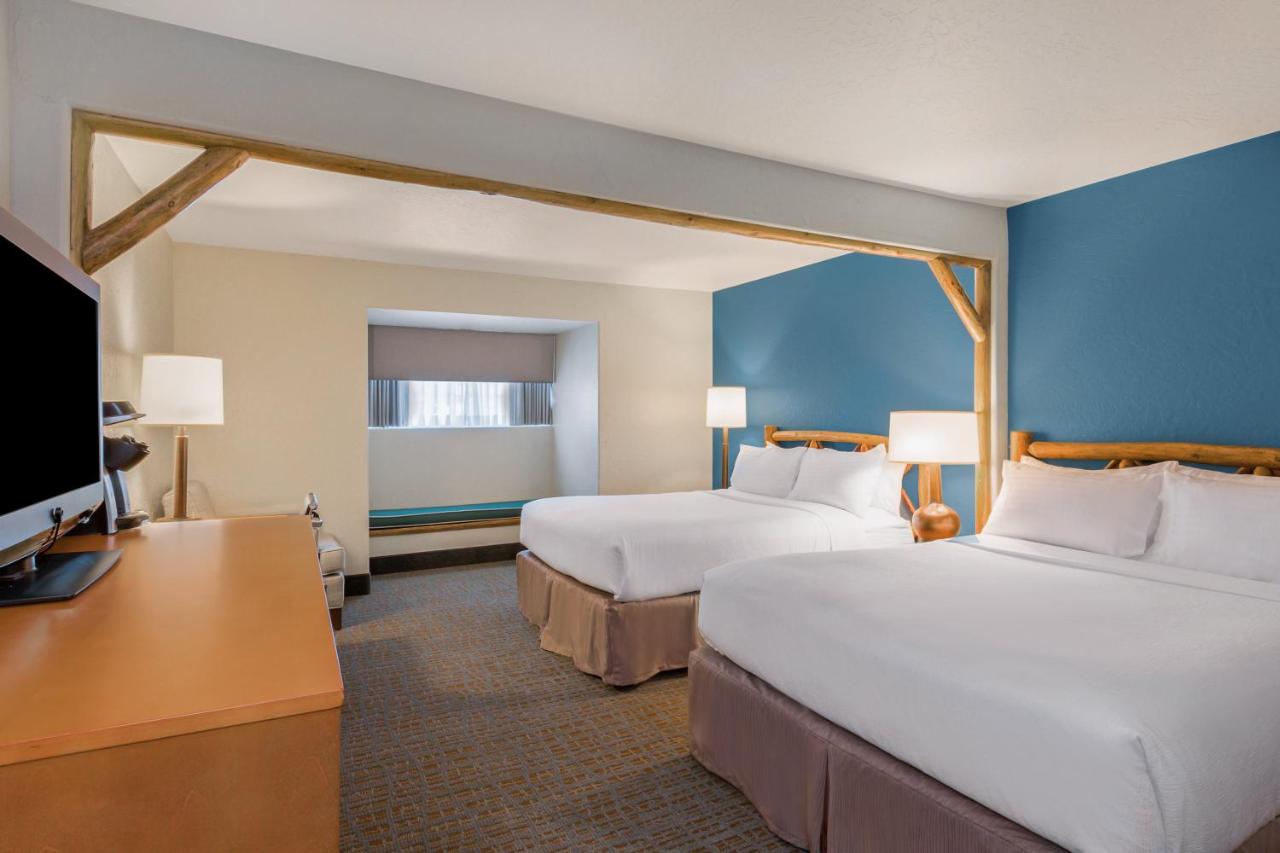 Queen Room with Two Queen Beds at Holiday Inn Resort The Lodge At Big Bear Lake by IHG